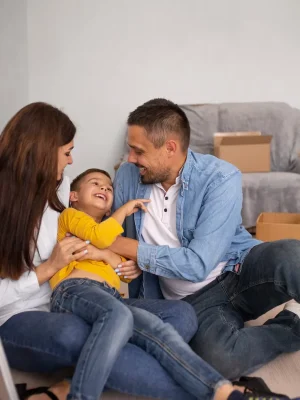 familia-completa-lista-mudarse-nuevo-hogar_23-2149662435