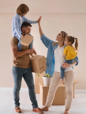 familia-feliz-ninos-mudandose-su-nuevo-hogar_23-2149749168