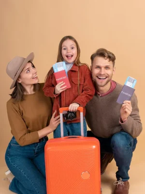 familia-hija-sosteniendo-pasaportes-equipaje-listo-viajar_23-2149205281