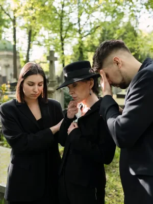 familia-luto-vestida-negro-llorando-tumba-cementerio_23-2149435444