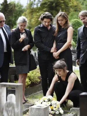 familia-poniendo-flores-tumba_53876-82796