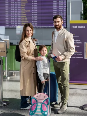 familia-sonriente-tiro-completo-equipaje_23-2149272174