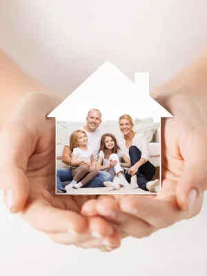 inmobiliaria-seguro-hogar-concepto-felicidad-cierre-manos-femeninas-sosteniendo-casa-blanca-foto-familiar-feliz_380164-944